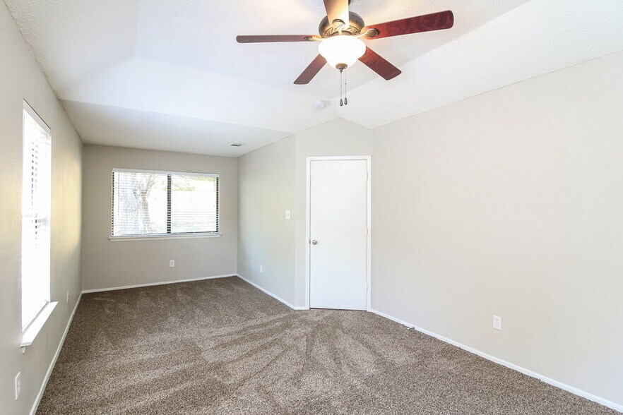 Building Photo - 2534 Bentley Dr