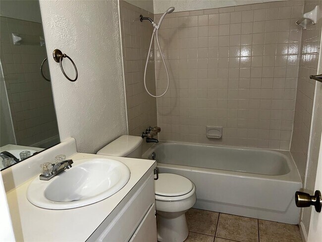 Building Photo - 807 Plumpton Dr