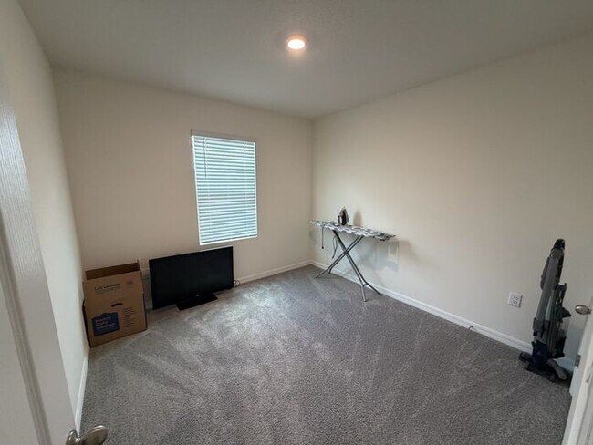 Building Photo - Stylish 3 ed 3 bath townhome in Apopka!!