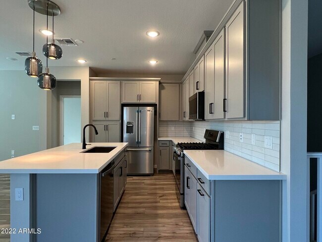 Building Photo - 746 E Doral Ave