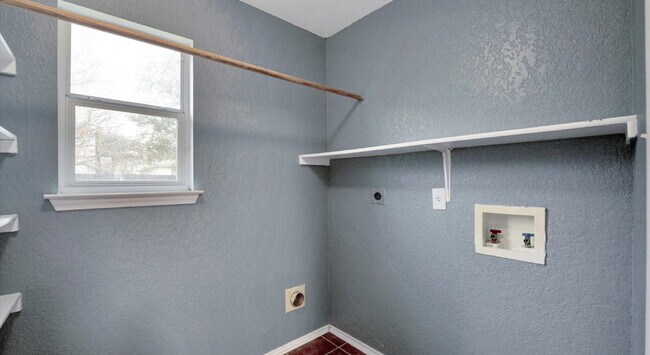 Building Photo - "Charming 3-Bedroom Oasis on Cherokee Blvd with 2 Full Baths – 1425 Sq Ft of Cozy Living in New B...