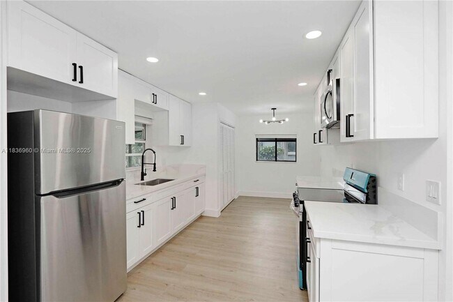 Building Photo - 610 NW 38th Ct