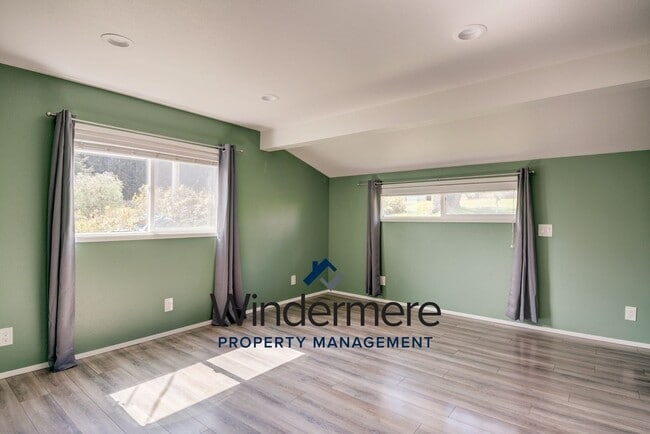 Building Photo - Charming 1 bed 1 bath With A View