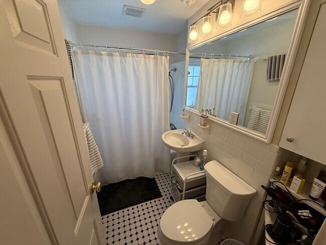 Building Photo - 66 Westchester Rd