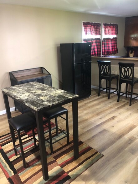 Building Photo - 514 Laurel Ave