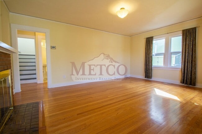Building Photo - Light & Bright Home In Eugene