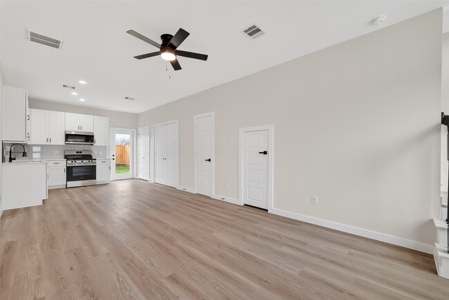 Building Photo - 5523 Haight St