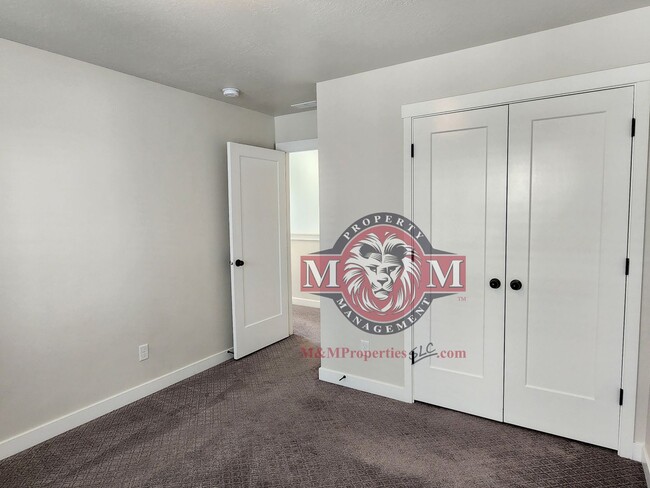 Building Photo - Great 3 Bd 2 Ba Townhome 2 Car Garage