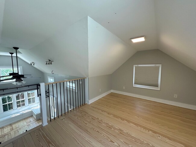 Building Photo - Charming Private Carriage Home in Downtown...