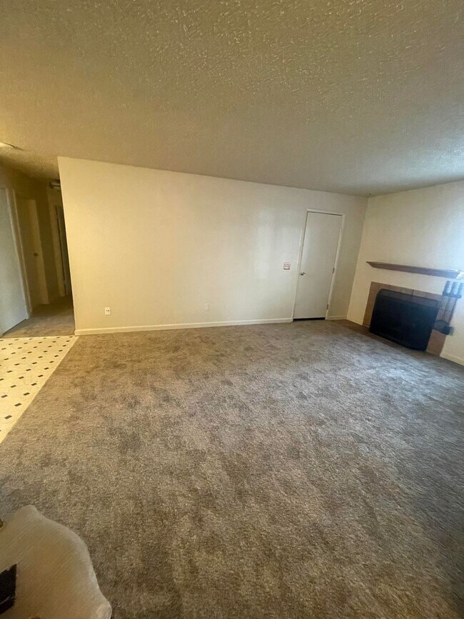 Building Photo - AVAILABLE NOW! 2 bed / 2 Bath near UNR!