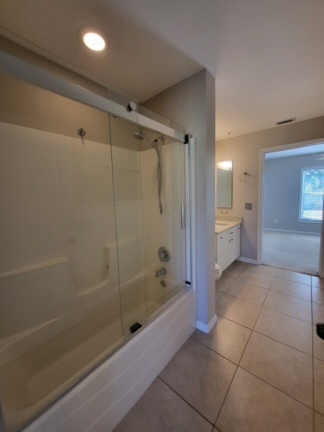 Building Photo - 1008 NW 12th Terrace