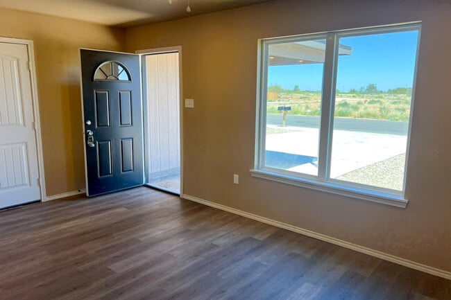 Building Photo - 1507 E 14th St