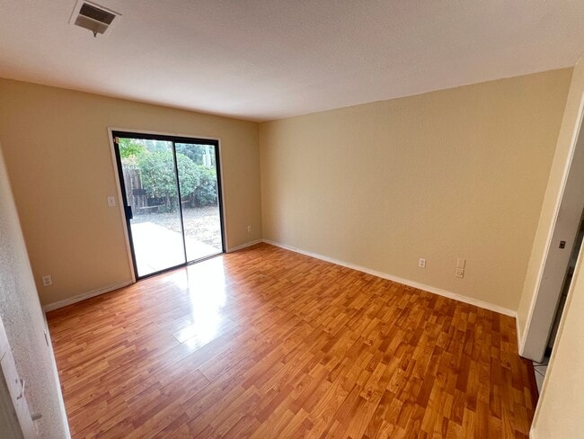 Building Photo - 3 bed 2 bath in Lincoln Village West