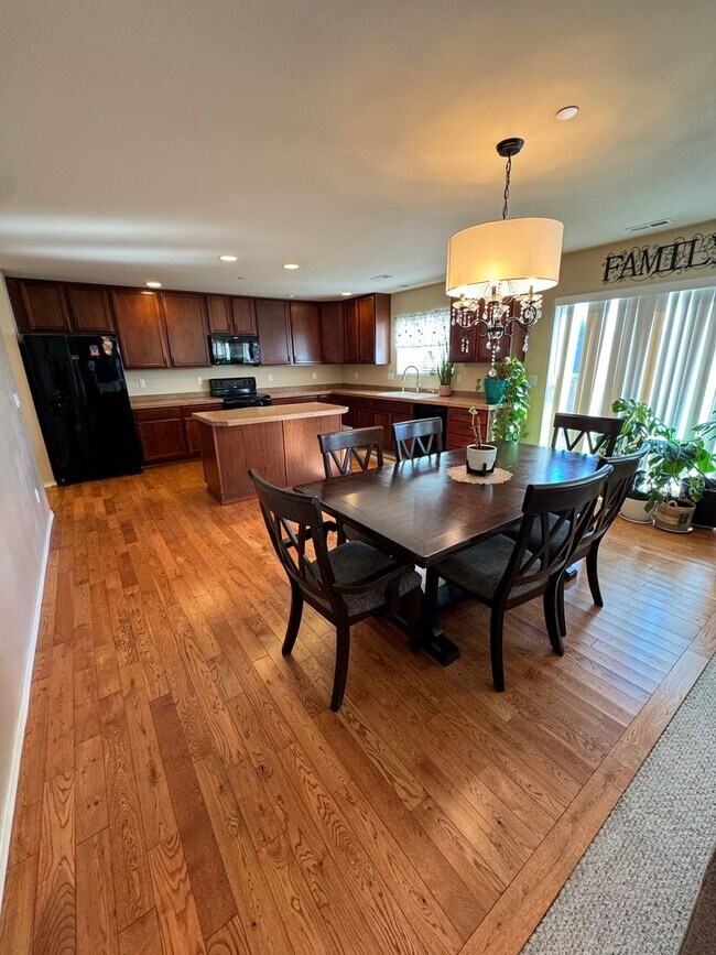 Building Photo - 1175 Swan Loop