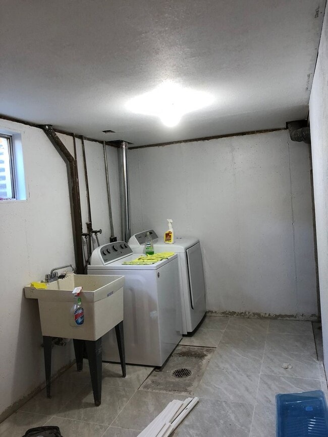 Building Photo - 3 Bed, 2 Bath Home with 2 Bonus Basement Rooms – Prime Location Near CSU | Available June 10th!