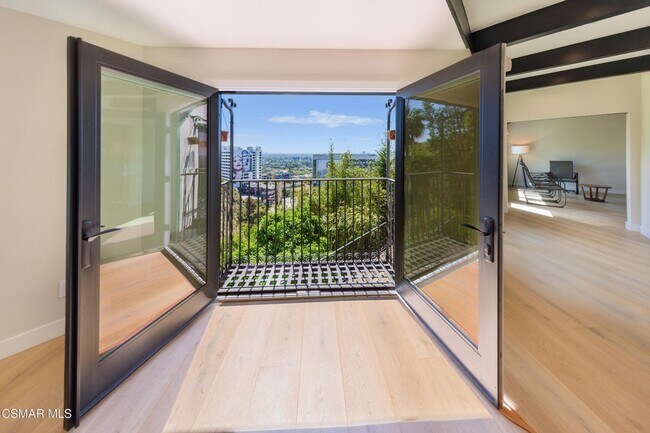 Building Photo - Must see this luxurious short-term, furnis...