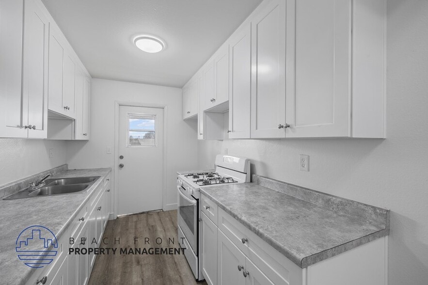 Primary Photo - 1375 Temple Ave.