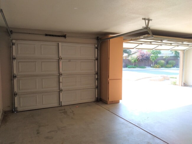 Building Photo - 553 W Fallbrook Ave