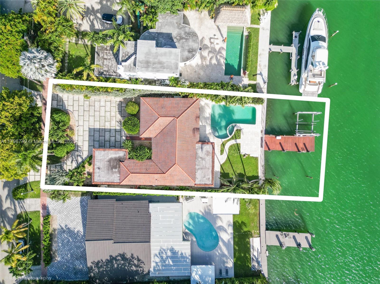 Building Photo - 1570 Bay Dr
