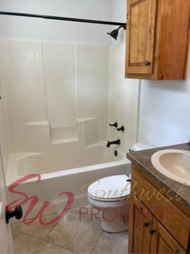 Building Photo - Good looking 3 bedroom 2 bath with huge yard!