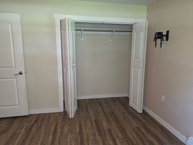 Building Photo - 3 bedroom home Eau Claire