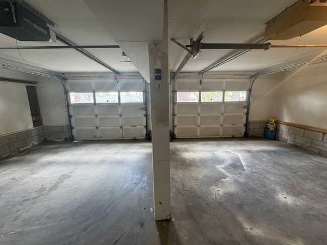 Building Photo - 3 bed 2 bath house with 2 car garage in great area!