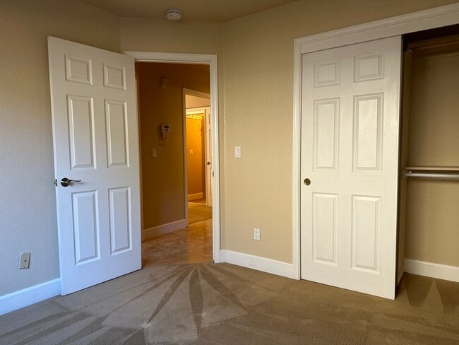 Building Photo - Beautiful 4 Bedroom Single Story For Rent in Gold River!