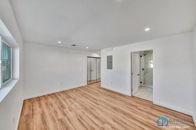 Building Photo - 11845 Hamlin St