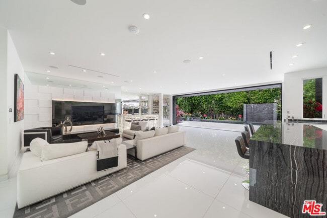 Building Photo - 511 N Rexford Dr