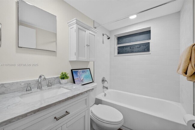 Building Photo - 820 N Ocean Blvd