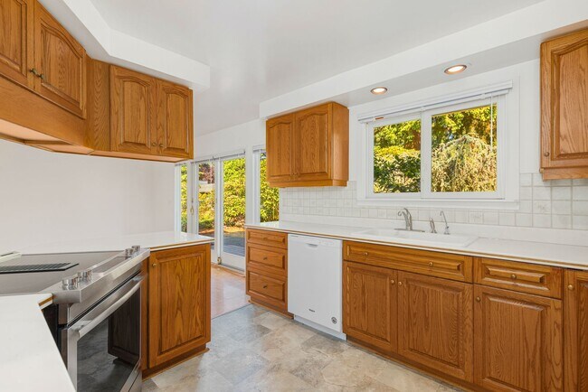Building Photo - 1828 N 163rd St