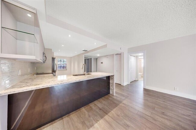 Building Photo - 800 E Cypress Ln