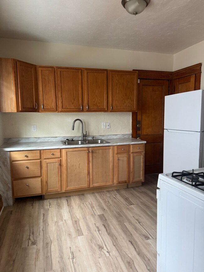 Building Photo - 9402 Pierpont Ave