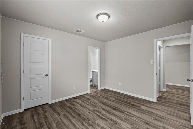 Building Photo - 4302 Fenwick Rd