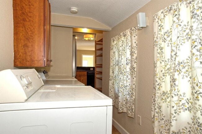 Building Photo - 1315 E Marks St