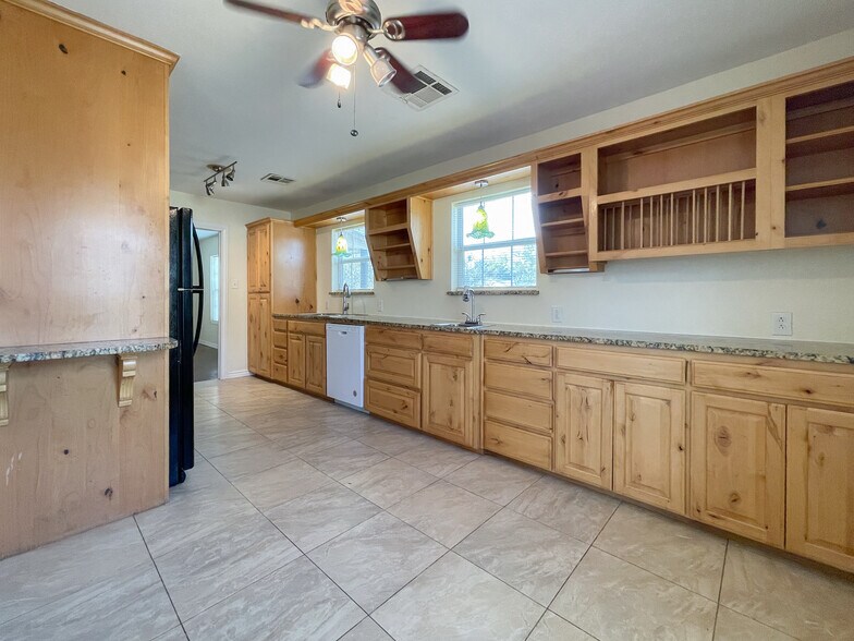 Building Photo - 1306 W 11th St