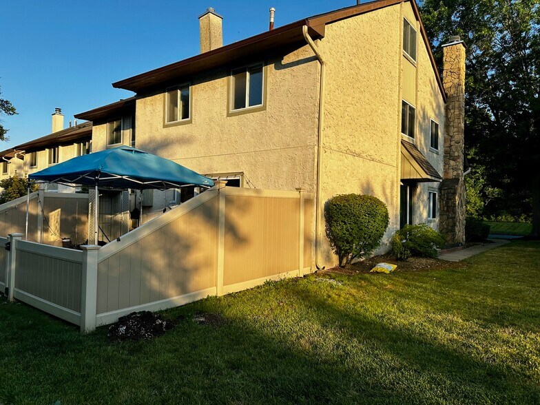 Building Photo - 99 Thoreau Dr