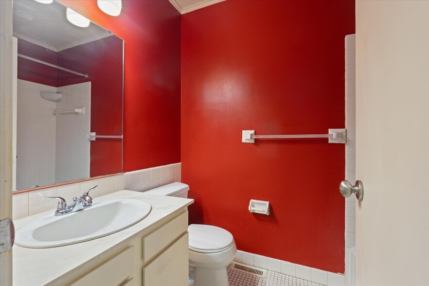 Full bath 1 - 4761 Cedar Lake Rd S