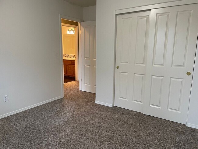 Building Photo - Custom Townhome in Camas School District! Stainless Steel Appliances and A/C!