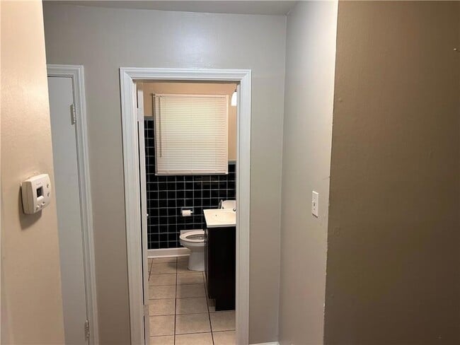 Building Photo - 3231 Pinehill Dr
