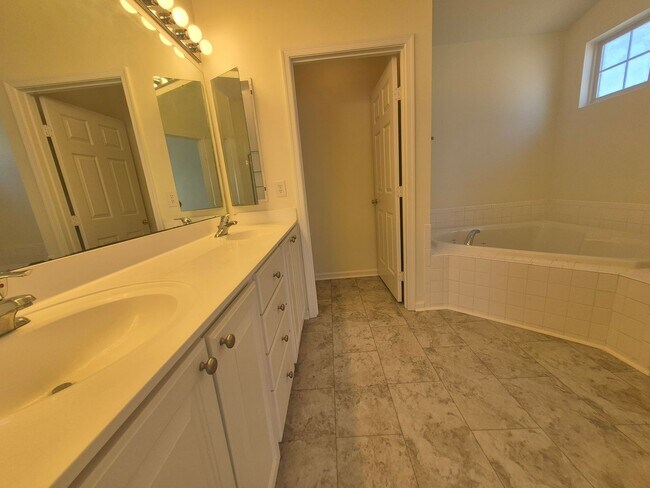 Building Photo - 5207 Linden Dr