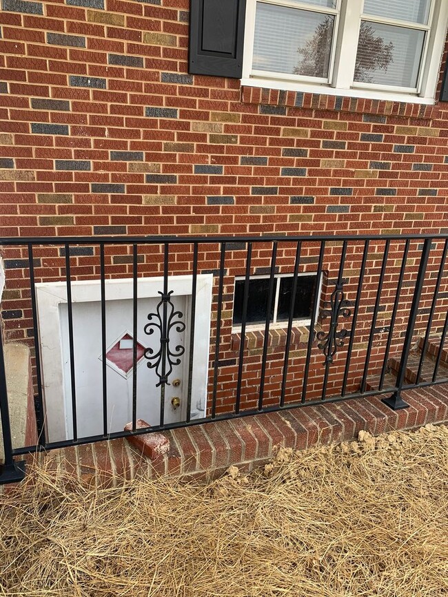Building Photo - Country Living with City Convenience!