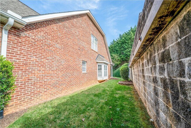 Building Photo - West Hills House 3BR/ 2.5BA, 2 Car garage, primary bedroom on main level