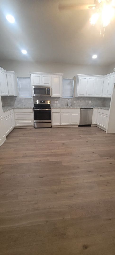 Building Photo - Gorgeous Garage Apartment!