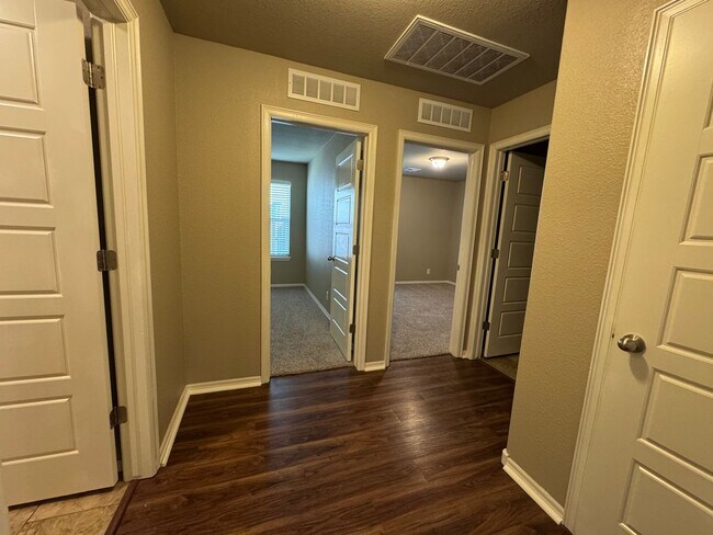 Building Photo - 4 bed, 2 bath, 3 car garage!