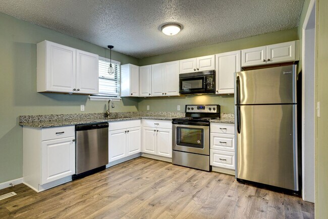Building Photo - Newly Updated Home Just Minutes From Downt...