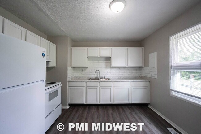 Building Photo - "Charming 3-Bedroom Home in Indianapolis with Modern Comforts!"