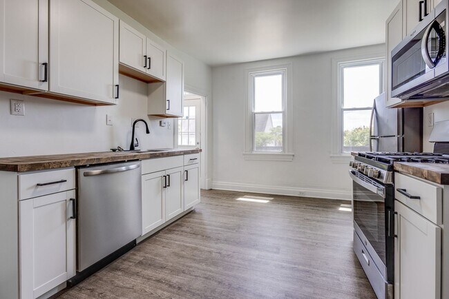Building Photo - AVAILABLE NOW - Beautifully RENOVATED 3 Bedroom Home w/ TONS of Natural Light!