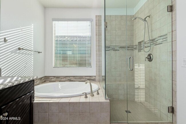 Building Photo - Charming 4 bedroom, 3 bath home in North P...