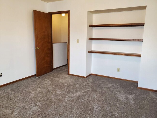 Building Photo - Townhome Style Living!